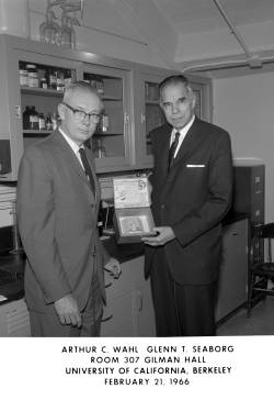 zleva: Arthur C. Wahl a Glenn Theodore Seaborg 