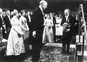 vdsk krl Gustav Adolf Vi pedv Nobelovu cenu J. Heyrovskmu ve Stockholmu 10.12.1959