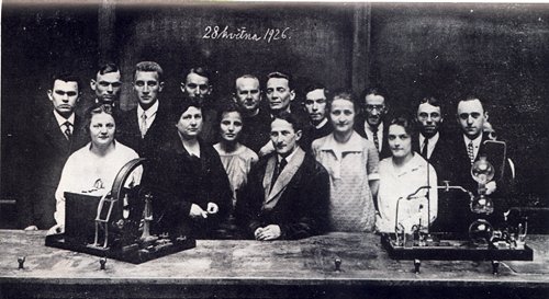Profesor Heyrovsk se svmi studenty a spolupracovnky (1926) 